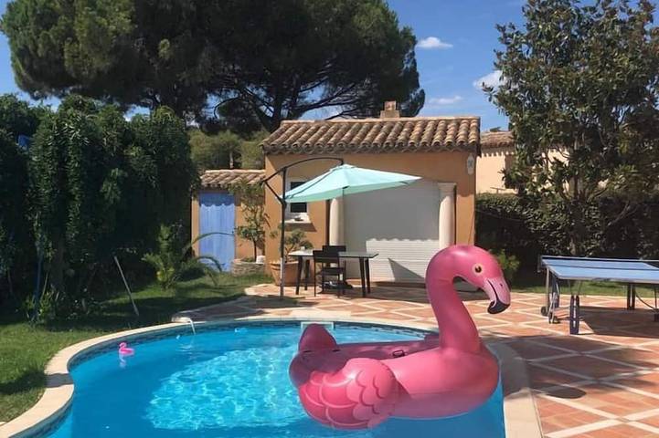 Maison de vacances pour 3 personnes, avec terrasse ainsi que jacuzzi et jardin