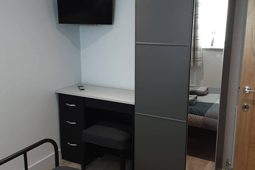 Entire apartment, Room 2 in shared apartment 2 The Maltings in Shepton Mallet, Somerset