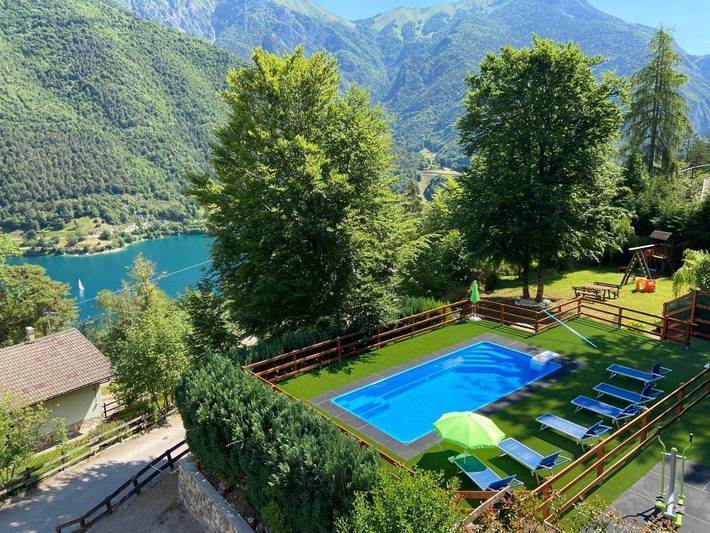 Vakantiewoning voor 4 personen, with tuin and zwembad as well as uitzicht in Pur