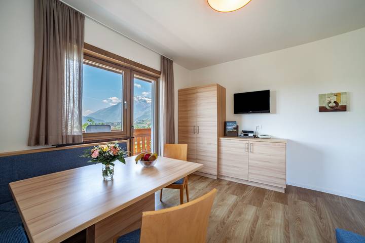 Ganze Wohnung, Ferienwohnung "Gartenheim Leonhard" mit Bergblick, Gemeinschaftspool & Wlan in Schenna, Sarntaler Alpen