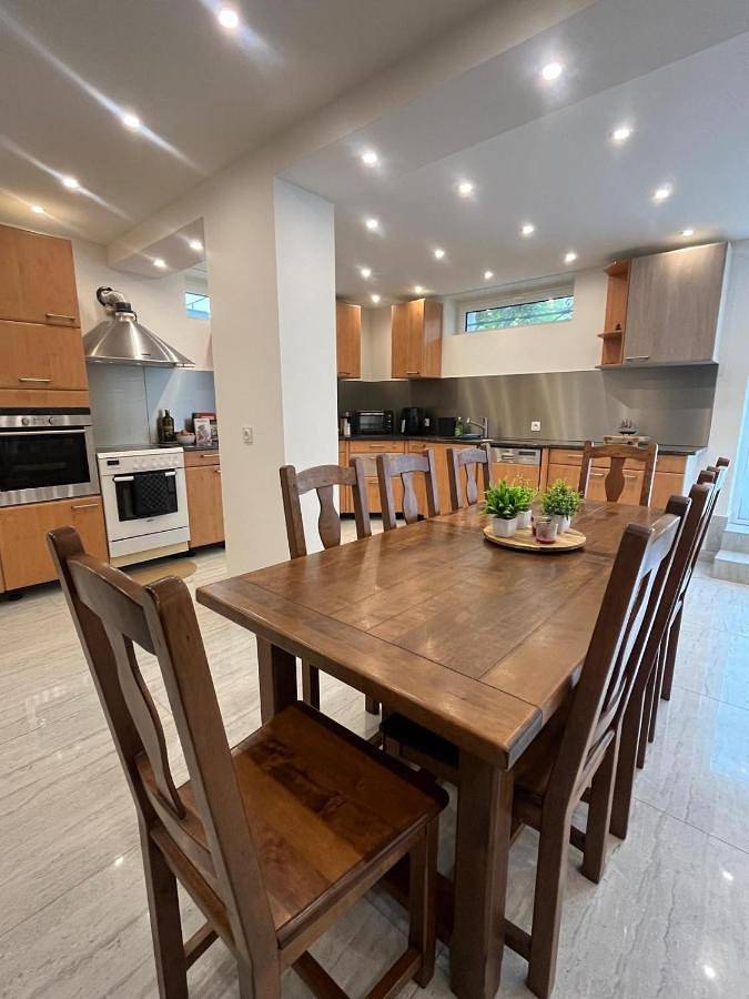 Appartement entier, Studio terrasse et parking, Tram direct Genève in Ambilly, Région de Saint-Julien-en-Genevois