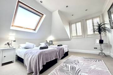 Holiday Home for 32 People in Christchurch, South West England, Photo 3