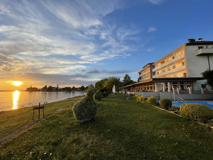 Hotel, mit Terrasse und Garten sowie Pool