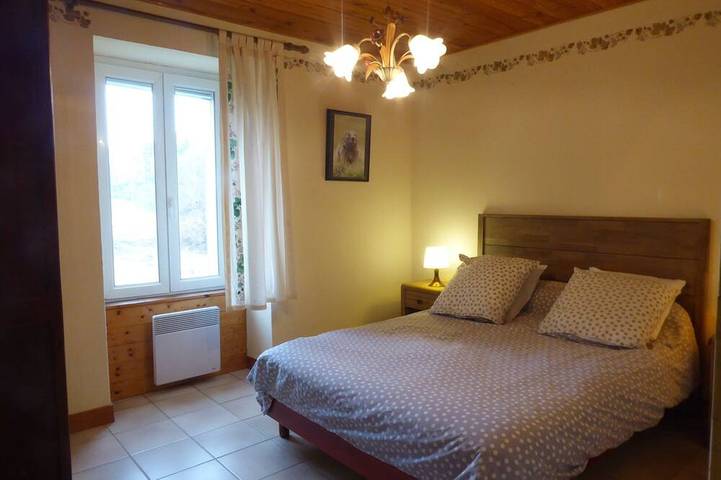 Gîte pour 4 personnes, avec jardin à Picherande - 3