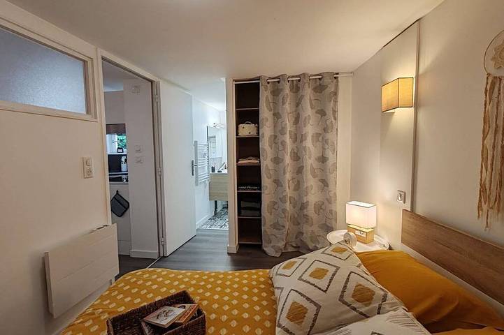 Entire apartment, L'Escapade - 1 bedroom - 2 people - Terrace in Châtel-Guyon, Volcans d'Auvergne Regional Nature Park