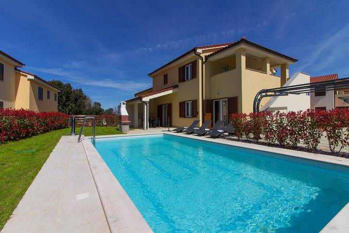 Ferienhaus für 20 Personen, mit Balkon und Terrasse sowie Pool in Banjole