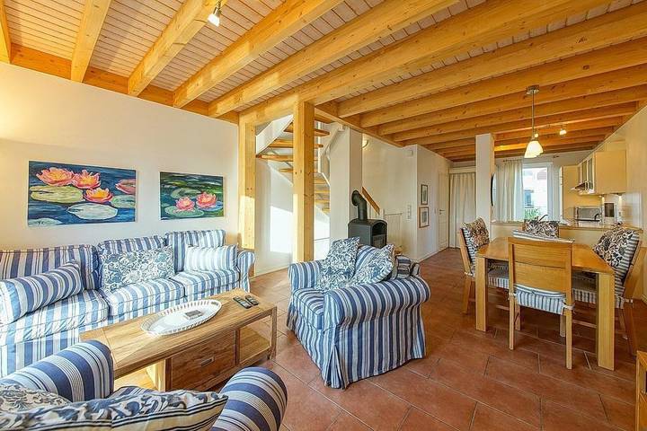 Ferienhaus für 6 Personen, mit Balkon und Terrasse sowie Sauna und Seeblick