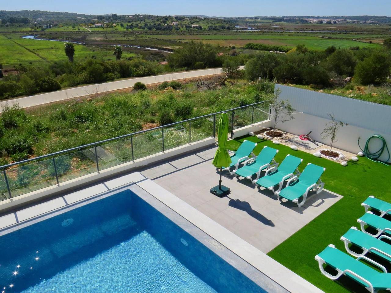 Villa Ria Alvor – Pool, Jacuzzi, Sauna and Panoramic Views in Mexilhoeira Grande, Faro District