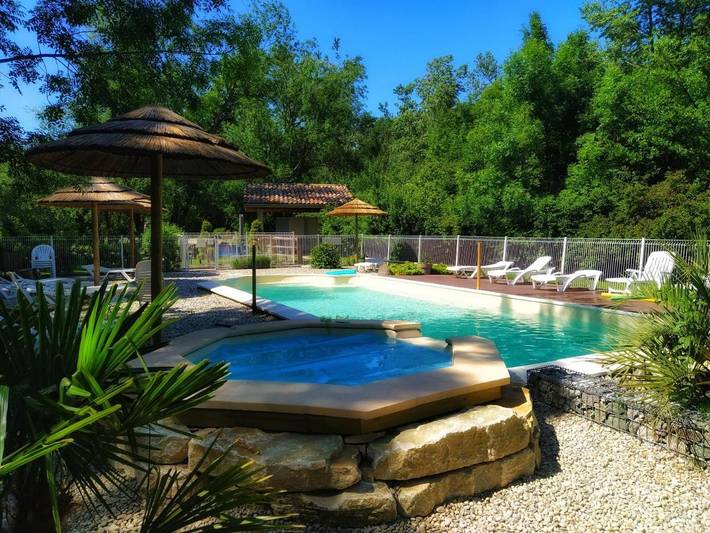 Maison de vacances pour 19 personnes, avec Terrasse et Jacuzzi ainsi que Jardin et Piscine à Chatuzange-le-Goubet