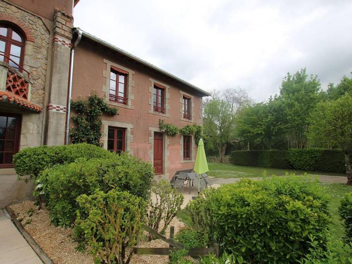 Location de vacances pour 8 personnes, avec piscine ainsi que terrasse et jardin à Cugand - 4