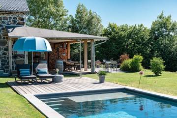 Chambre d’hôte pour 2 personnes, avec piscine ainsi que jardin et vue dans Thérondels