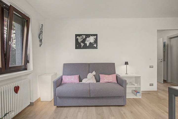 Entire apartment, La Belle au Bois Dormant – mountain view, private garden near Aosta in Quart, Wallisian Alps