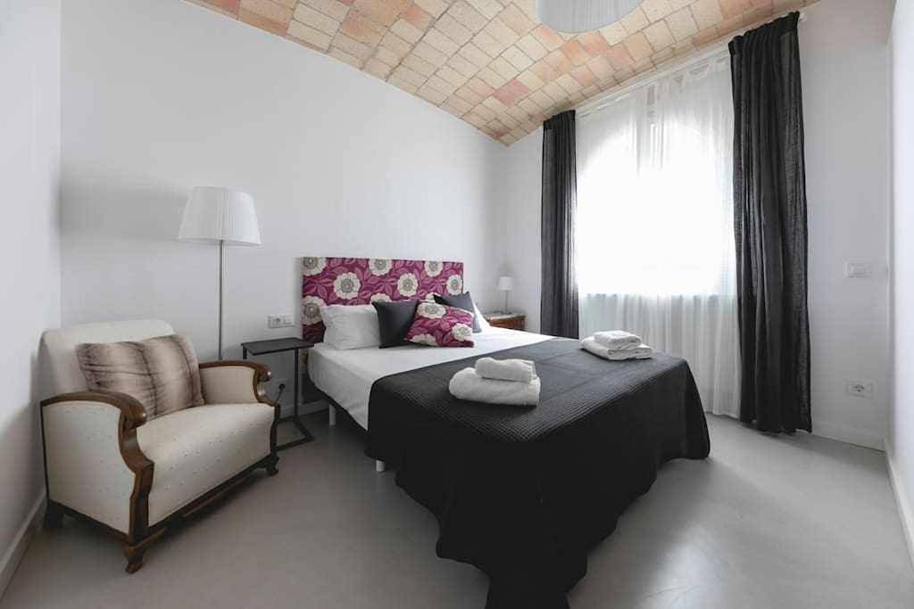 Newly renovated room w Pool & Bikeparking in Gerona, Gironés