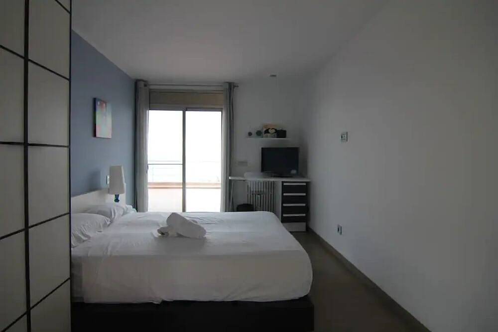 Villa Maricel, in front of the sea with pool in Alcanar, Costa Dorada