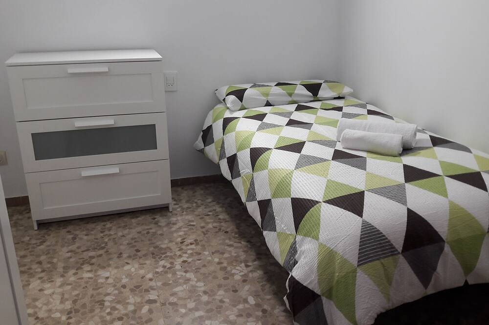 Apartamento entero, Piso cerca de la playa y con bonitas vistas del campanario de la iglesia. in Malgrat de Mar, Costa del Maresme