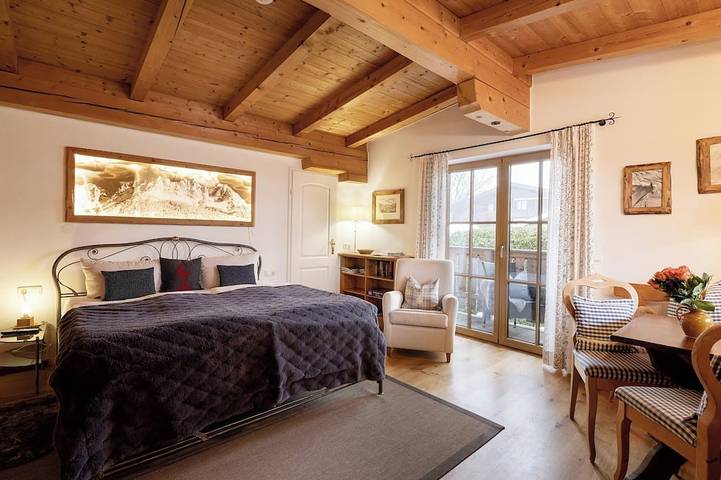 Vacation rental for 2 people, with sauna and yard as well as balcony in Kitzbühel