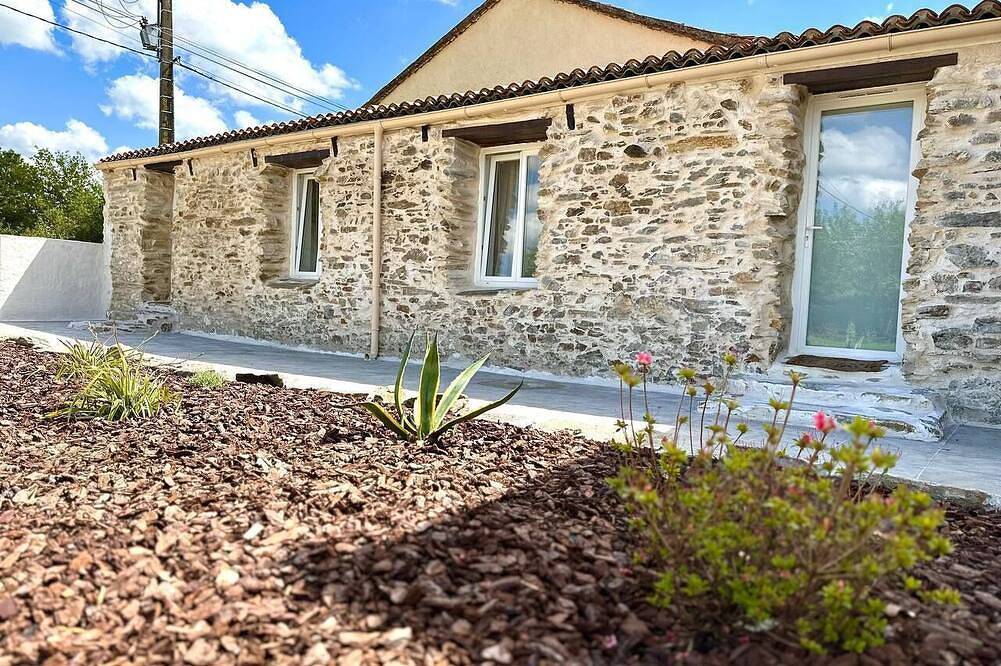 Bed & Breakfast ''Sous L'Ombre Des Mimosas'' (Under The Shadow Of The Mimosas) in Le Busseau, Niort region