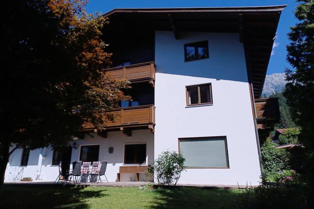 Ganze Wohnung, Geräumige Ferienwohnung mit Kamin + Kinderspielecke, 10 + 2 Personen in Scheffau am Wilden Kaiser, Kaisergebirge