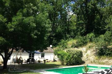 Gîte pour 4 personnes, avec jardin et terrasse à Roquecor