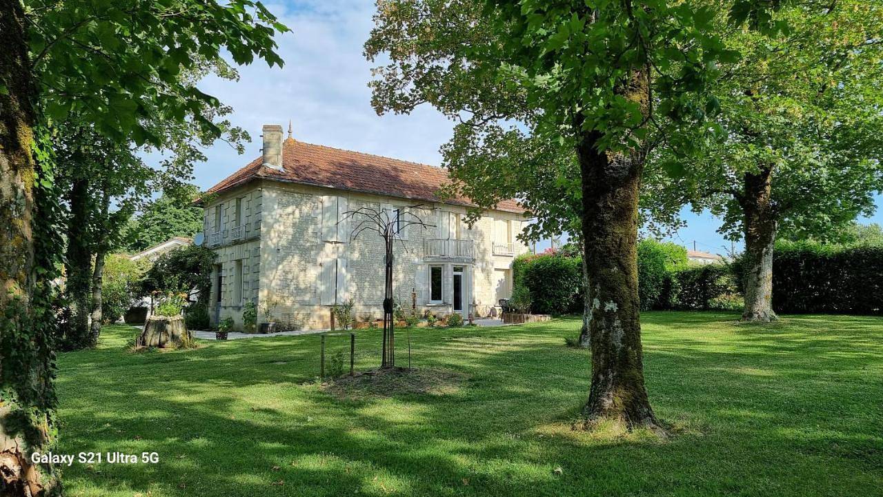 Five-Bedroom House in Fontaines-d'Ozillac, Région de Jonzac