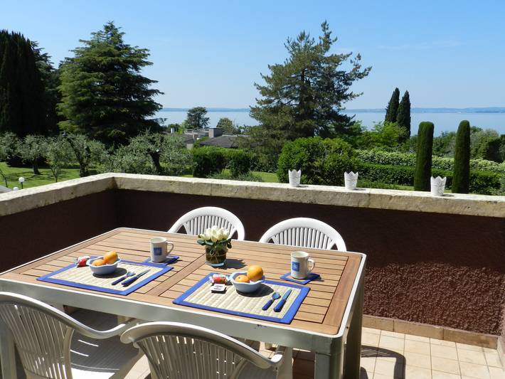 Location de vacances pour 4 personnes, avec vue sur le lac et jardin dans Cisano