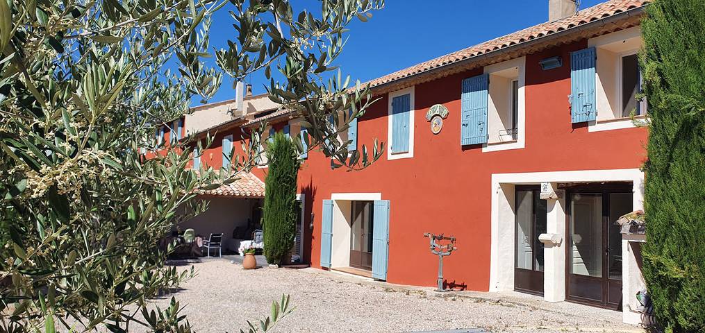 Gîte pour 8 personnes, avec piscine ainsi que terrasse et jardin