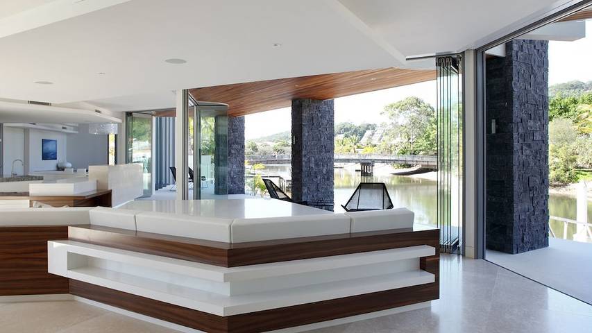 Holiday home for 14 people, with hot tub and garden as well as balcony in Noosa Heads