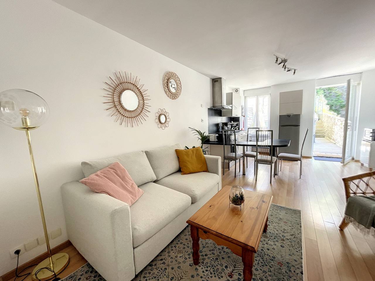 Entire apartment, Perle rare au cœur de Granville avec grande terrasse aménagée, 1 chambre, 2 couchages. in Granville, Côte de la Déroute