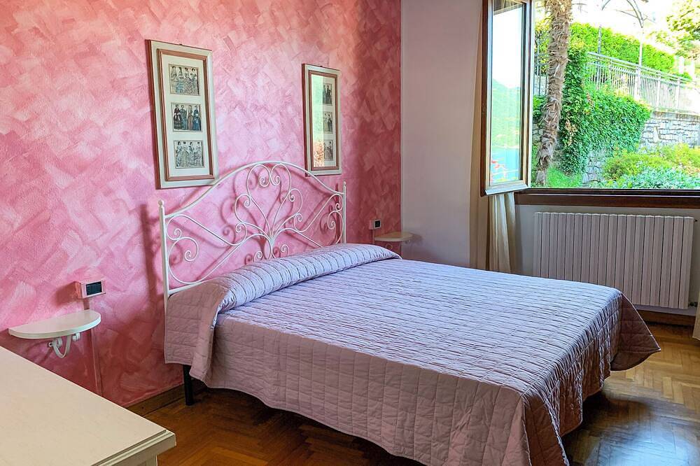 Geschmackvoll möbliertes freistehendes 6-Zimmer-Haus mit Pool und Privatstrand in Lezzeno, Comer See