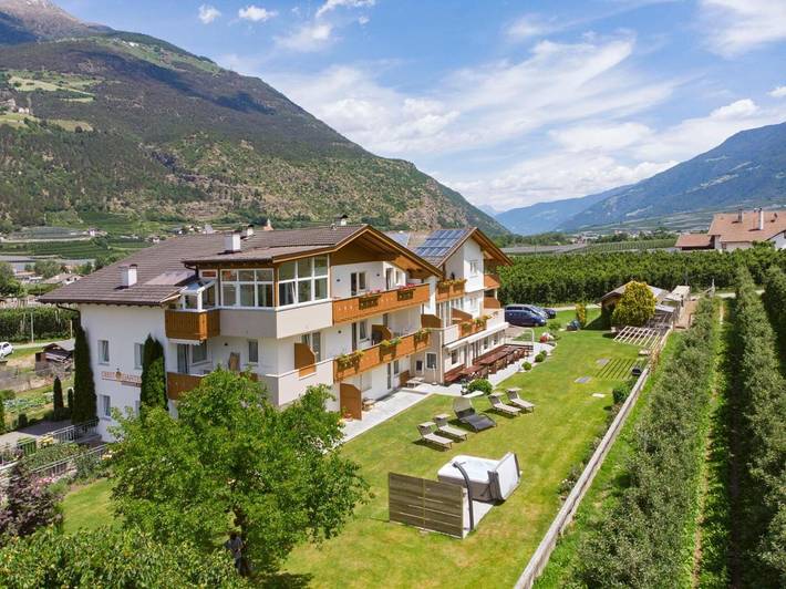 Ferienhaus für 2 Personen, mit Balkon und Terrasse sowie Whirlpool und Garten in Latsch