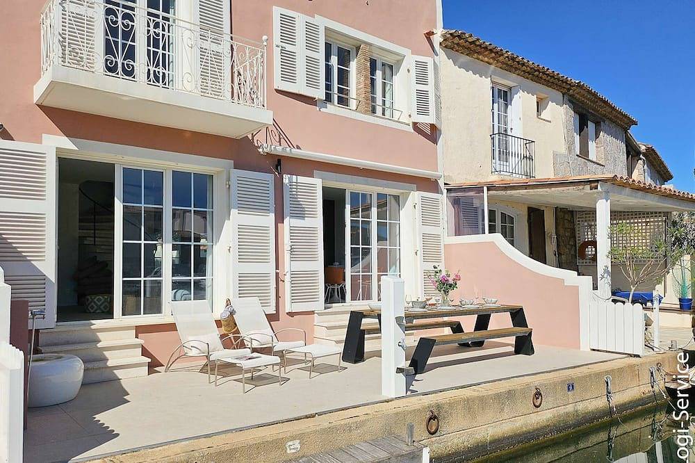 Superbe maison climatisée  pour 10 personnes et double amarrage de 13m in Port Grimaud, Grimaud