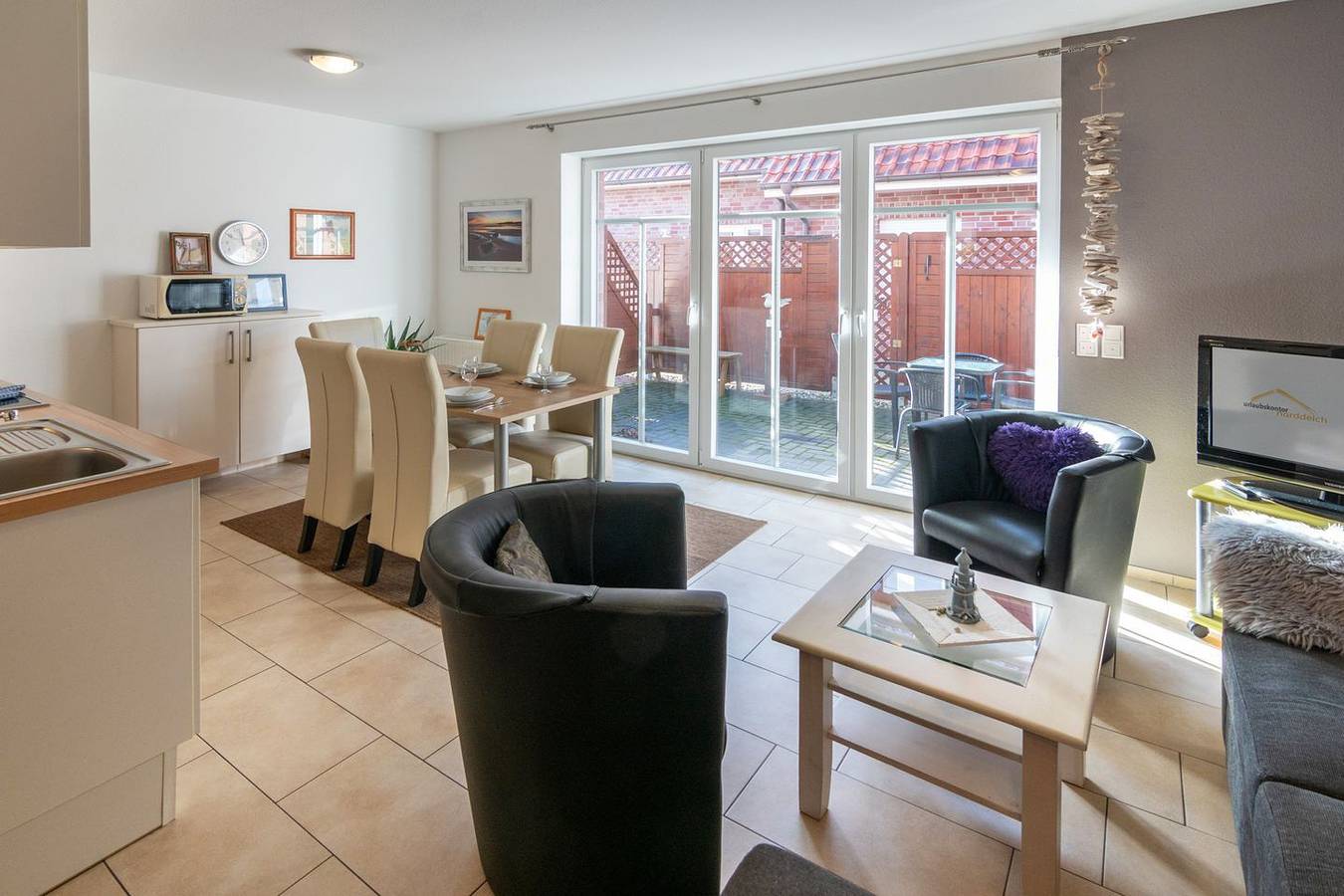 Ganze Wohnung, Komfortable Ferienwohnung mit Balkon und Terrasse in Norddeich. in Strand Norddeich, Norddeich