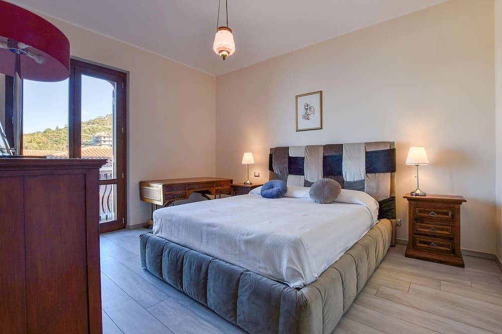 Entire apartment, Gorgeous apartment in Gioiosa Marea with house a mountain view in Gioiosa Marea, Messina Province