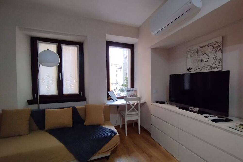 Entire apartment, Appartamento Il Bottaio: Grazioso e Luminoso, Situato nel Cuore Della Città in Domodossola, Comune di Domodossola