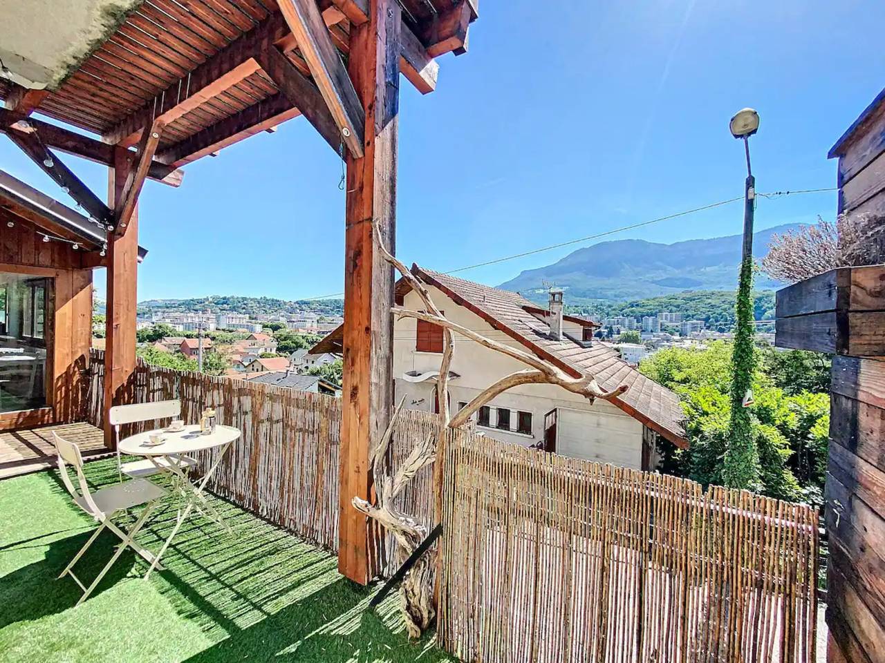 Appartement entier, Appartement de vacances "Amour De La Nature Sans Limite" avec vue montagne, balcon et Wi-Fi in Tresserve, Région de Chambéry