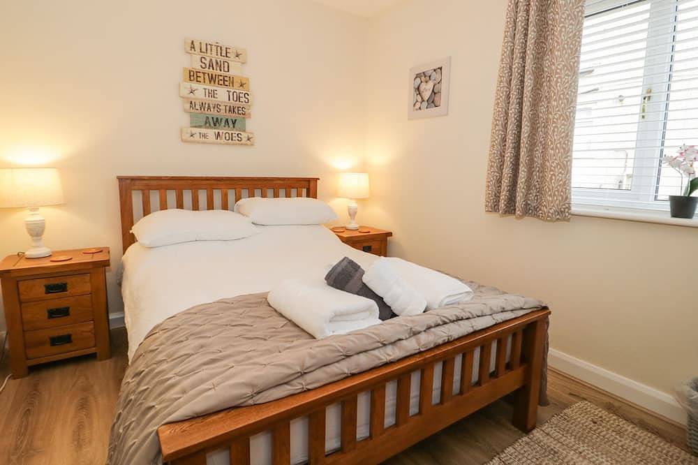 Hilltops, pet friendly, with hot tub in Deganwy in Deganwy, Conwy region