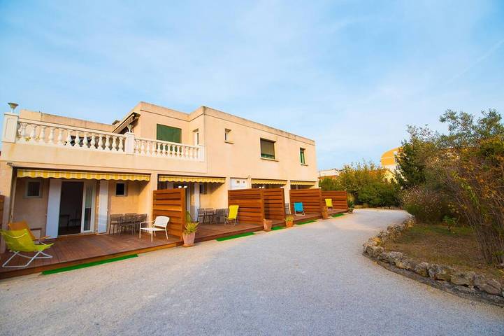 Vacation rental for 3 people, with terrace and yard, with pets in Antibes