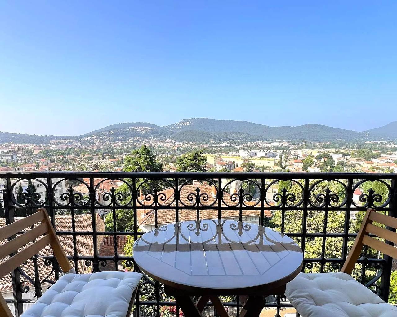 Entire apartment, Superb air-conditioned apartment for 4 people in downtown Hyères in Hyeres, Parc national Port-Cros