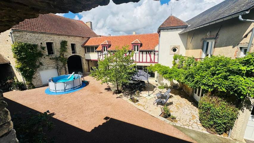 Location de vacances pour 15 personnes, avec Balcon et Jacuzzi ainsi que Terrasse et Jardin dans Nitry
