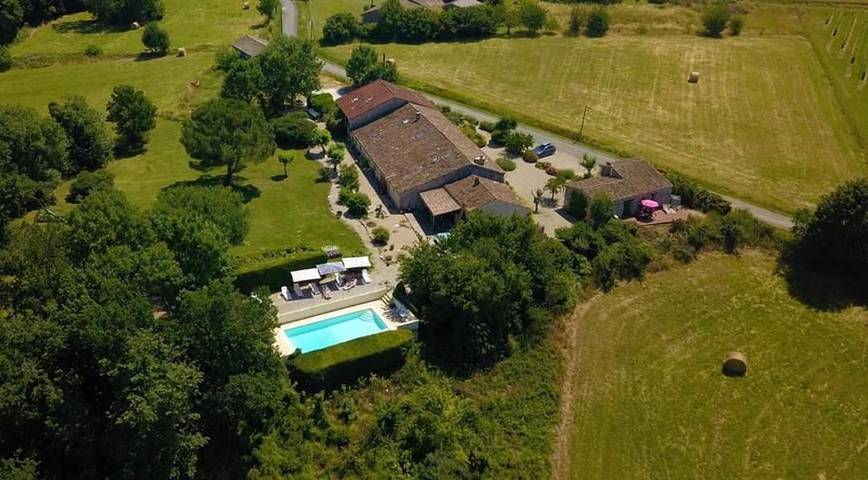 Location de vacances pour 18 personnes, avec Terrasse et Jardin ainsi que Piscine et Vue à Razac-d'Eymet