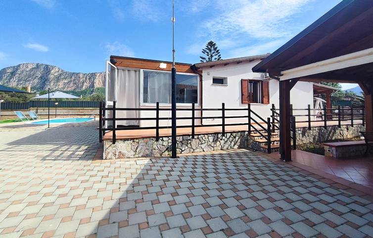 Relájate a 2,5 km de la playa: acogedor apartamento con piscina y terraza in Carini, Provincia de Palermo