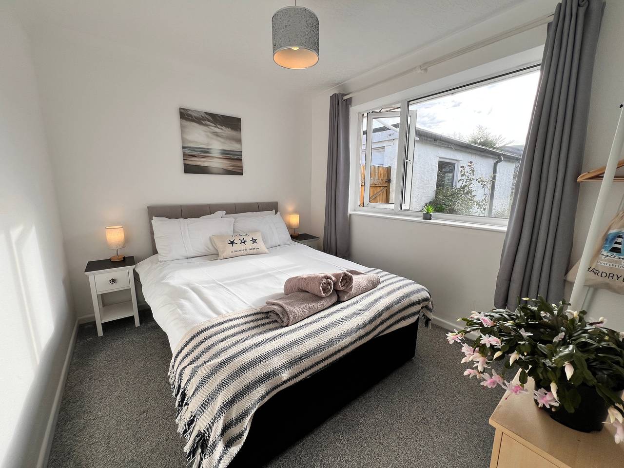 2 Bed Family Bungalow, Wifi, Parking, Garden, Dogs in Red Wharf Bay, Isle of Anglesey
