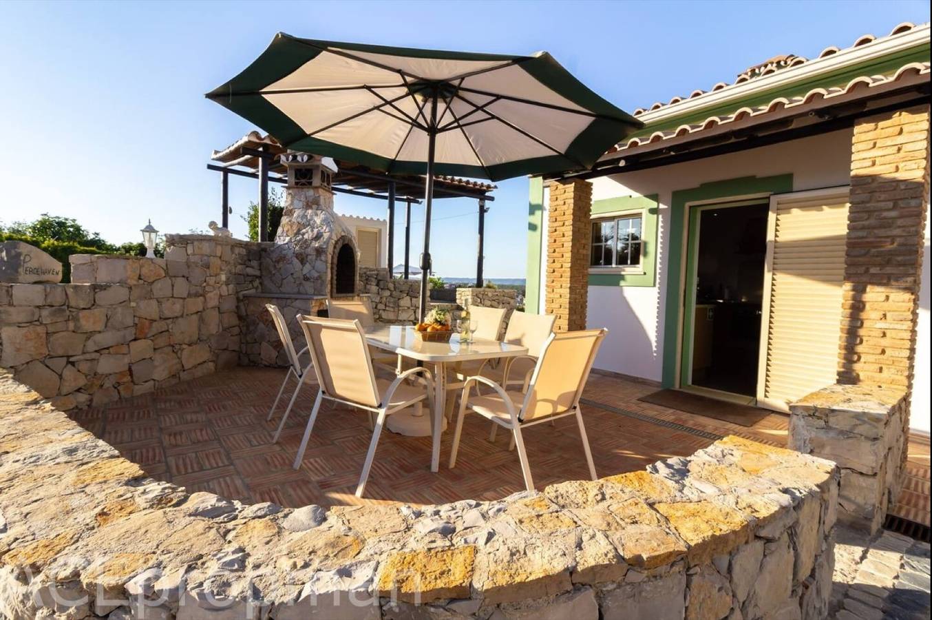 Villa 'Peacehaven' avec vue sur les montagnes, Wi-Fi et climatisation in Loulé (São Sebastião), District de Faro