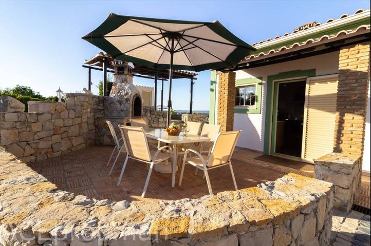 Villa 'Peacehaven' avec vue sur les montagnes, Wi-Fi et climatisation in Loulé (São Sebastião), District de Faro