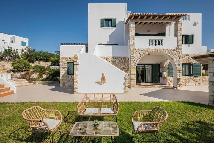 Luxury villa near Beach, with Private Pool & Views in Akrotiri (Chania), Chania en omgeving