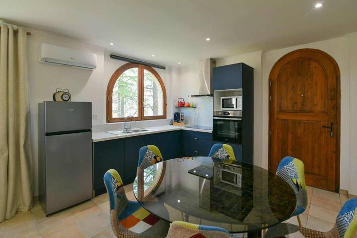 Gîte pour 6 personnes, avec piscine ainsi que vue et jardin à Crest - 4