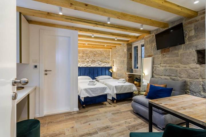 Alojamiento y desayuno para 2 personas, con vistas y terraza en Split