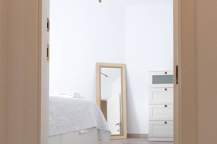 Appartement entier, Centre de Figueres à 4 minutes à pied du musée Dalí ! Duplex avec terrasse et escalier en colimaçon in Figueras, Haut-Ampurdan