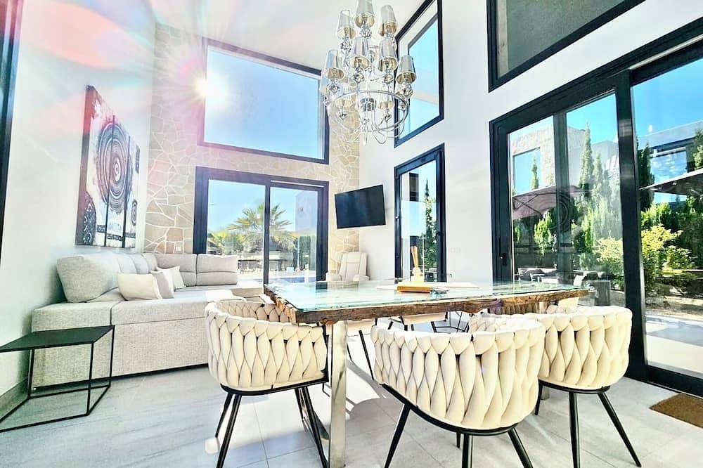 Strandnahe Design-Villa im Bauhausstil, Pool, Highspeed Internet, Klima/ Heizung in Cala Murada, Manacor
