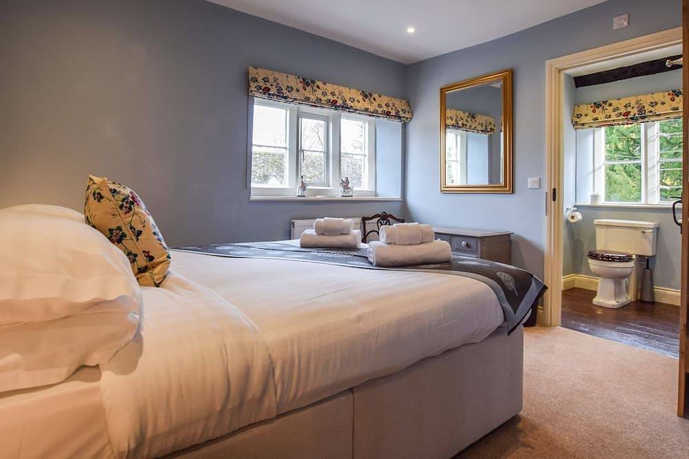 A sudeley castle cottage that sleeps 8 guests  in 4 bedrooms in Winchcombe, Gloucestershire